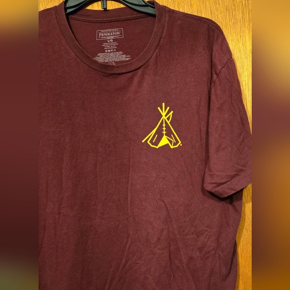 Pendleton Maroon Tee with Gold Teepee Design SzL - Picture 3 of 6